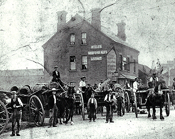 The Red Lion at potato harvest about 1900 [Z50/91/39b]